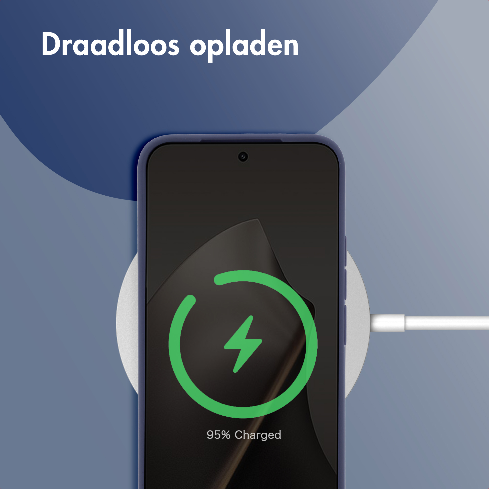 Een smartphone voor 95% opgeladen op een draadloze oplader.