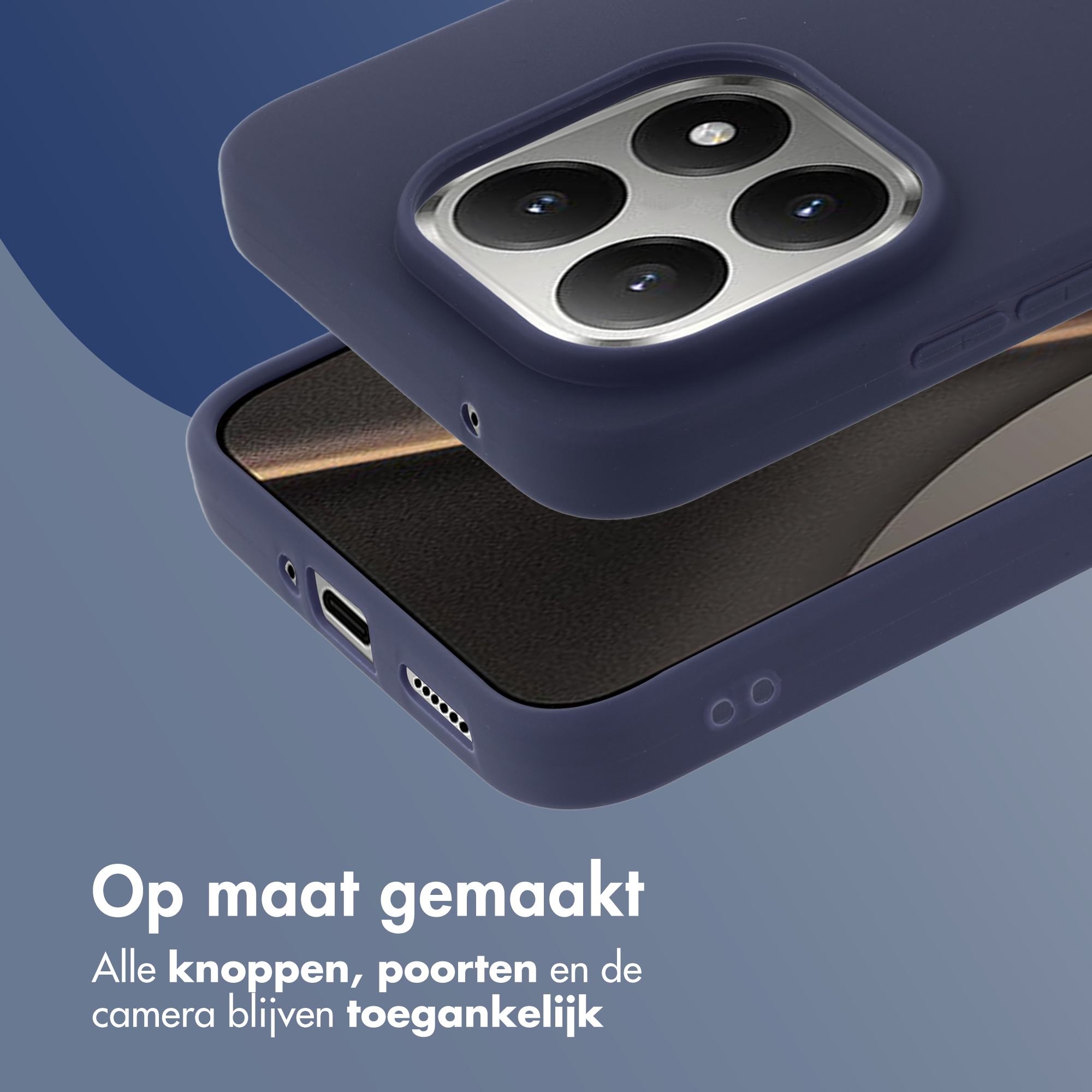Donkerblauw telefoonhoesje met camera-uitsparing en poorten. Tekst: Op maat gemaakt.