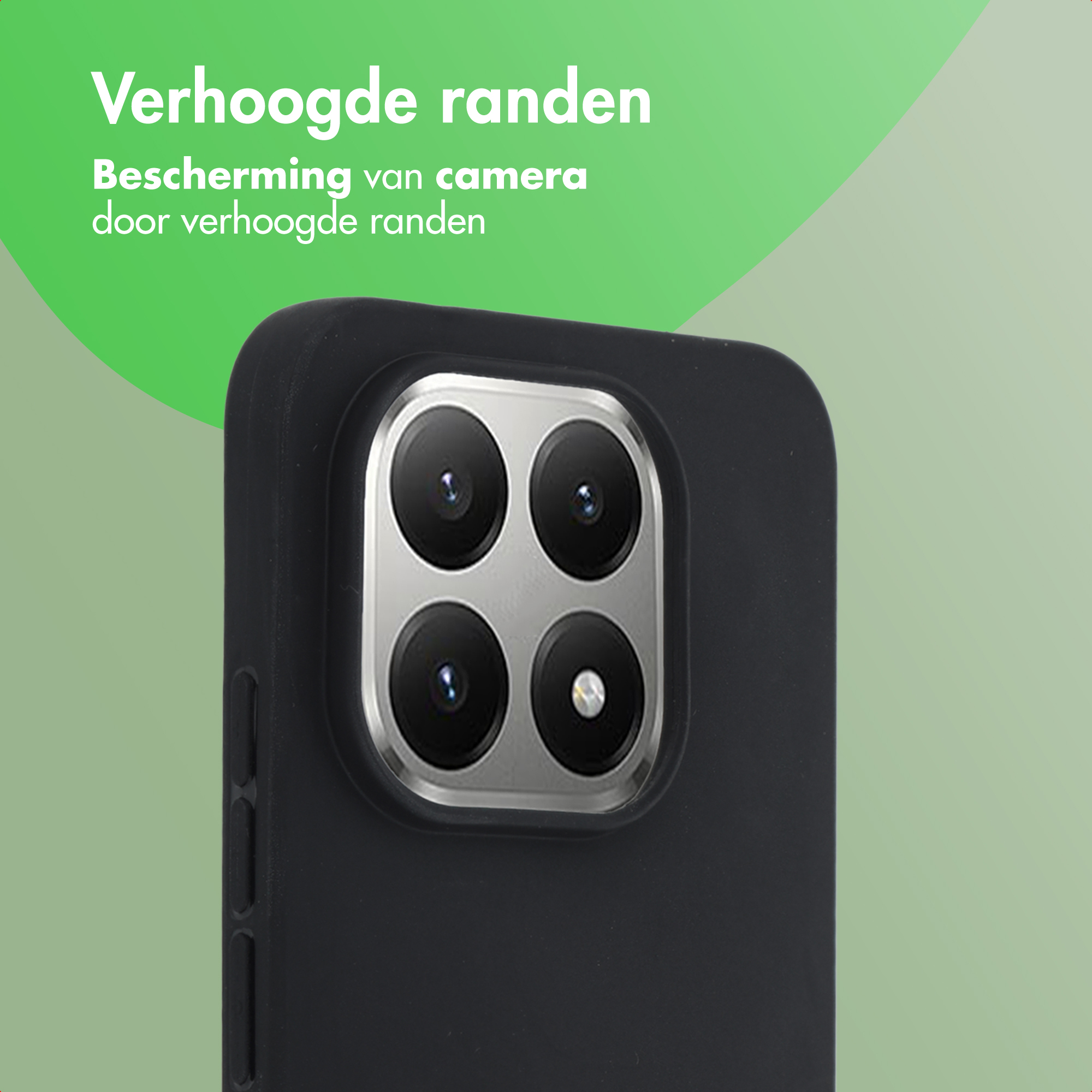 Primo piano di una custodia nera per telefono con quattro fotocamere. Testo verde.