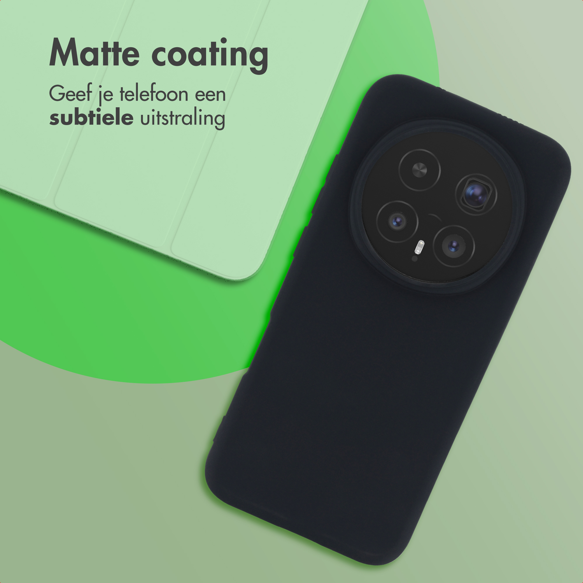 Zwarte telefoonhoes met vier camera's op lichtgroene achtergrond.