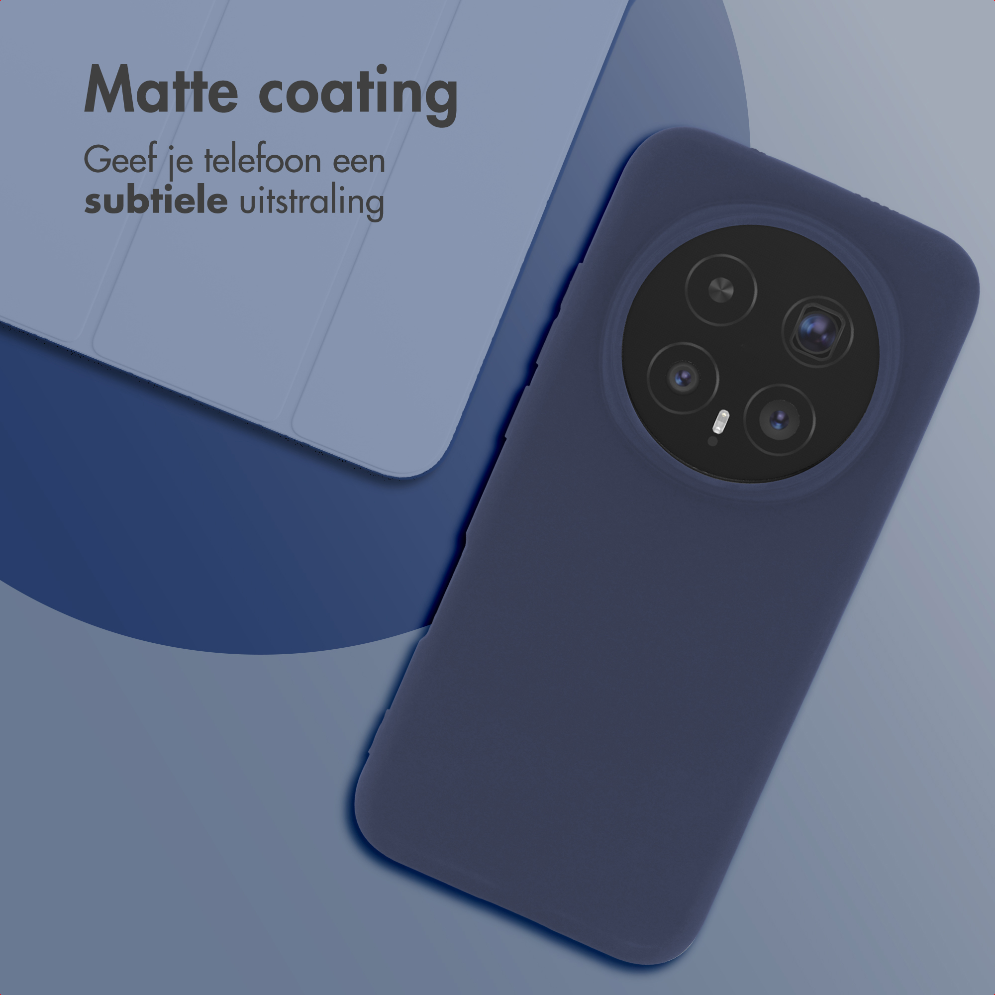 Donkerblauwe telefoon met vier camera's op matte achtergrond.