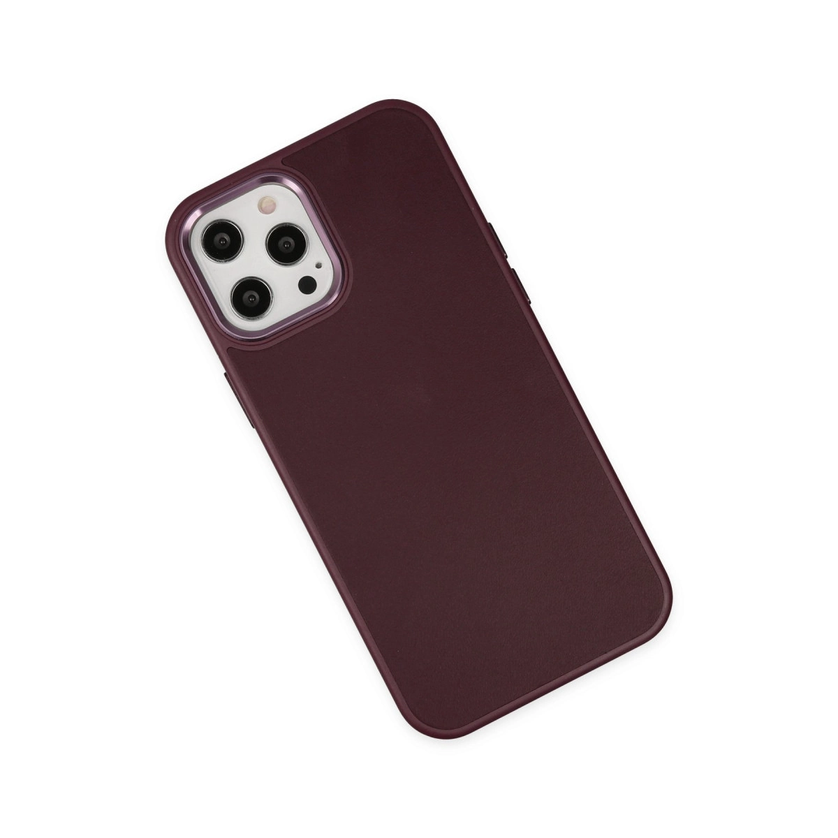 Kamera kesimli koyu kırmızı iPhone kılıfı beyaz arka planda gösteriliyor.