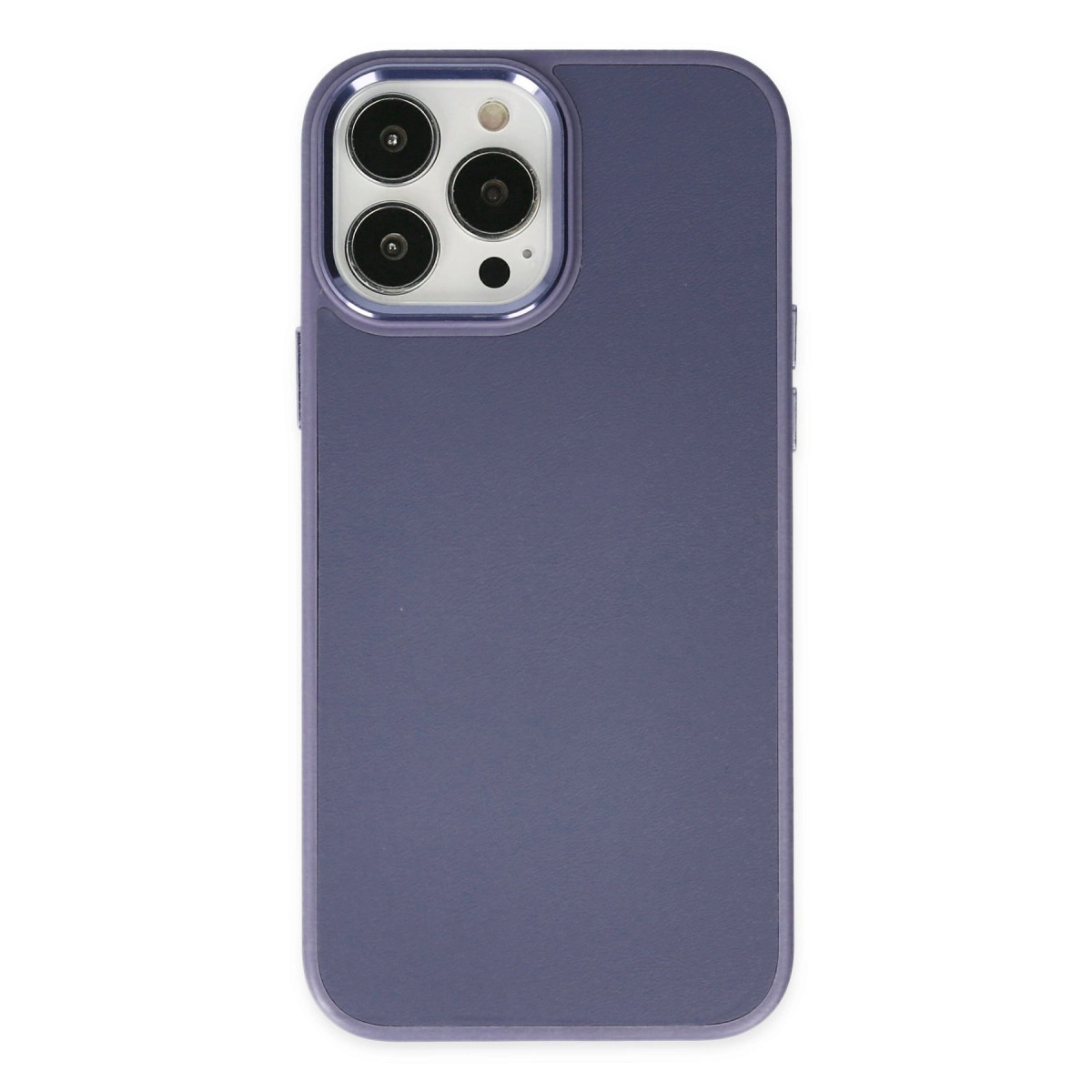 Arkada üç kamerası olan mor bir iPhone kılıfı.