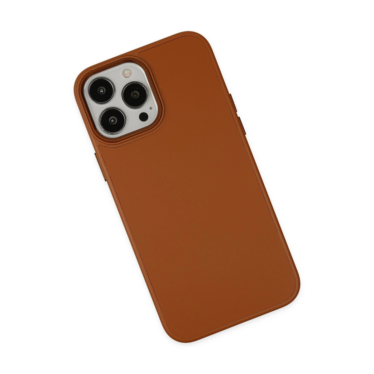 Kamera modüllü kahverengi telefon kılıfı, beyaz arka plan üzerinde.