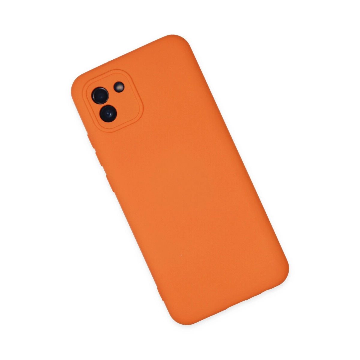 Kamera oyuntulu turuncu telefon kılıfı, beyaz arka plan üzerinde.