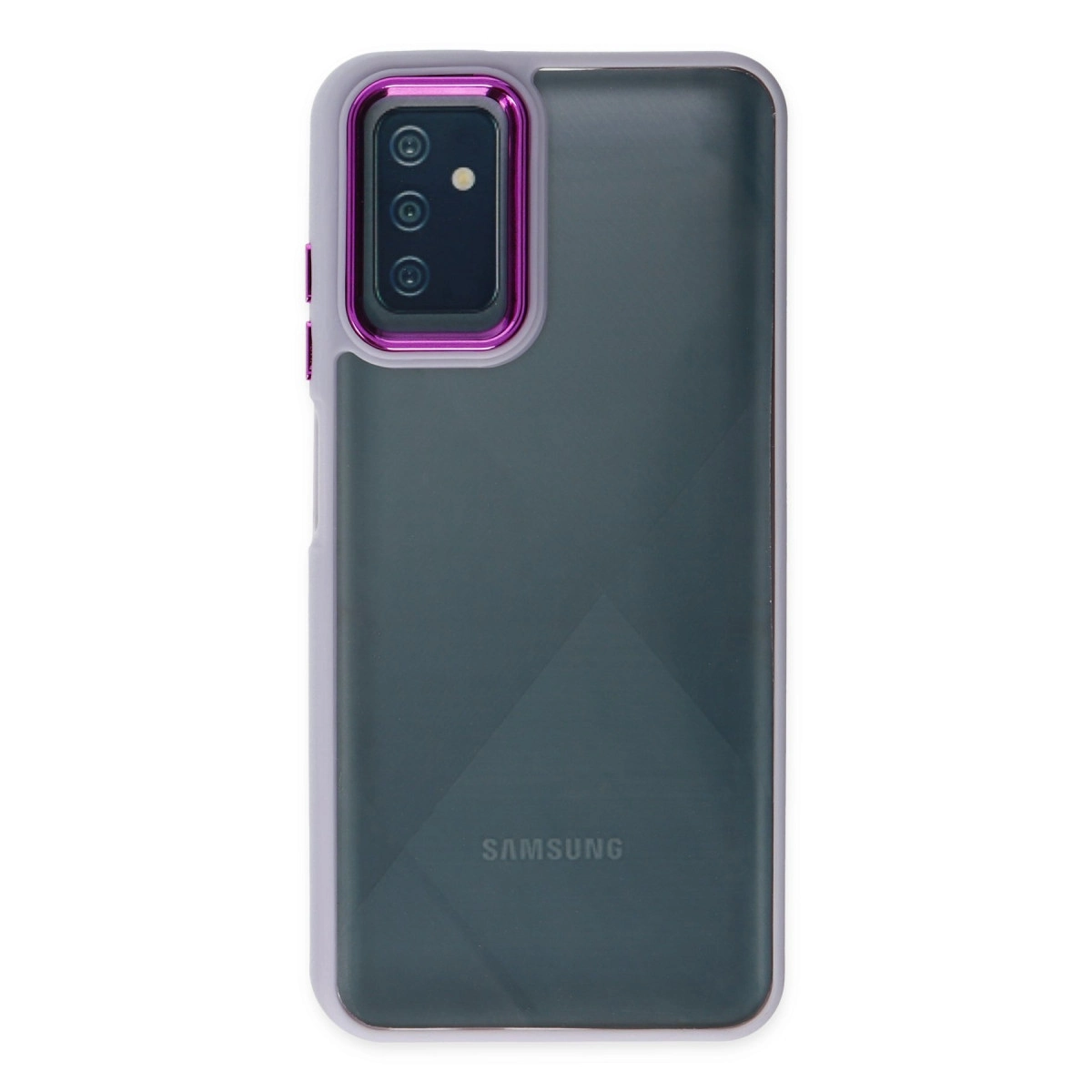 Beyaz arka plan üzerinde mor kenarlı ve kamera oyuklu koyu renk telefon kılıfı.