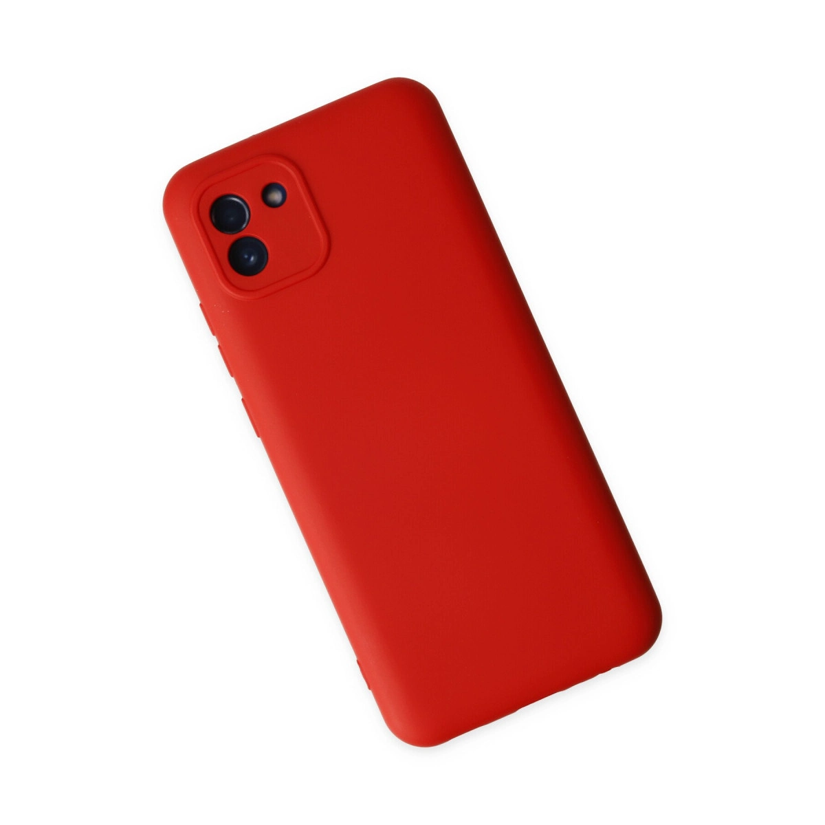 Kamera oyuntulu kırmızı telefon kılıfı beyaz zeminde duruyor.