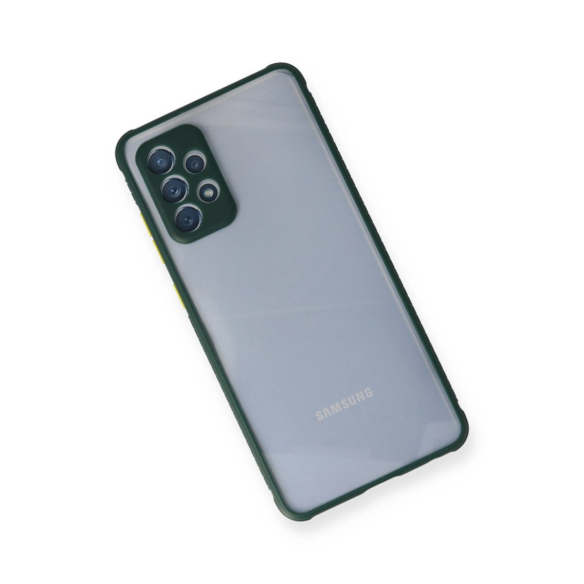 Koyu yeşil kılıflı gri Samsung telefonun arka görünümü ve kamera modülü.