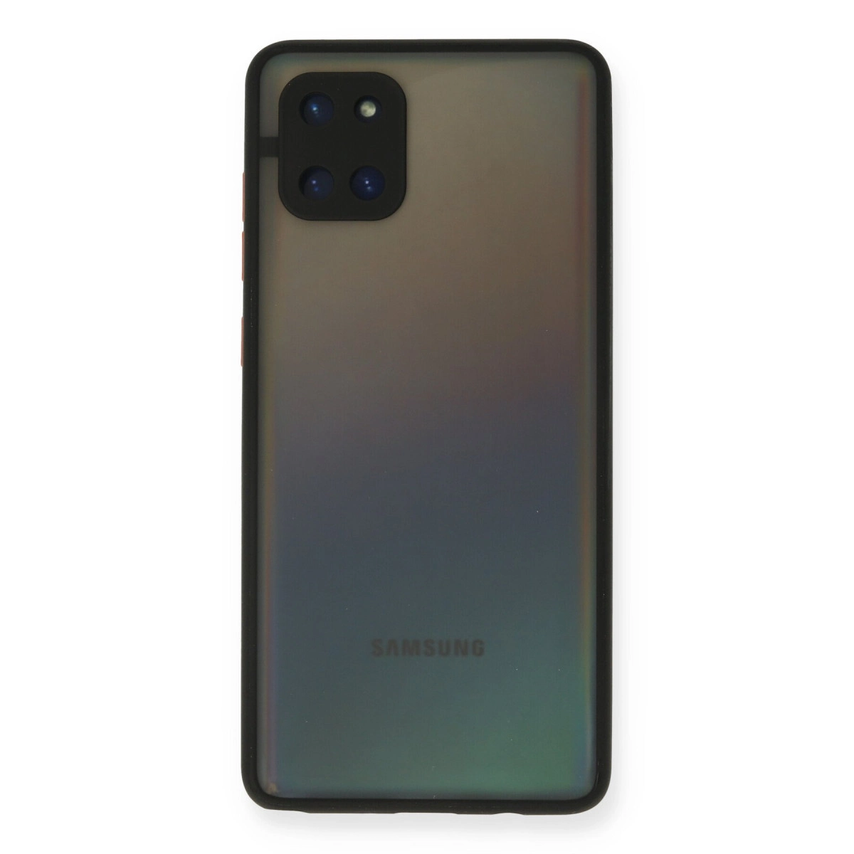 Dört kameralı siyah Samsung telefonun arkası ve Samsung logosu.