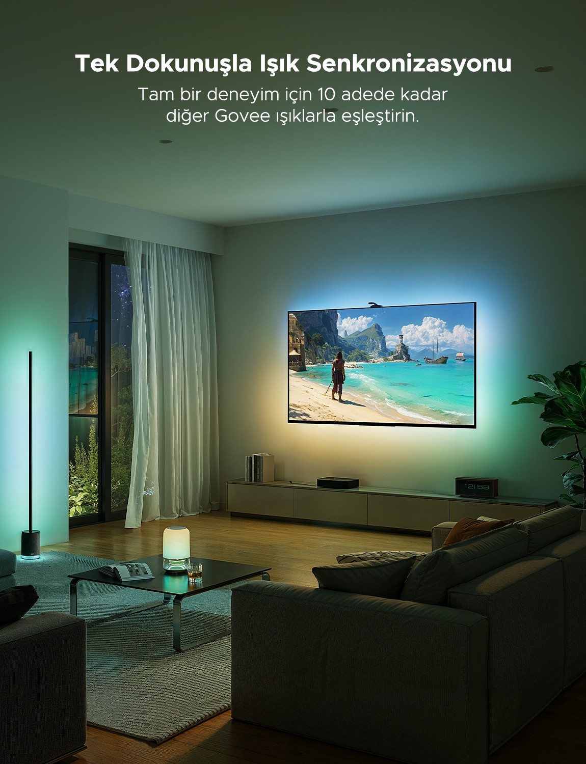 Un salon avec une télévision affichant une scène tropicale et un éclairage Govee.
