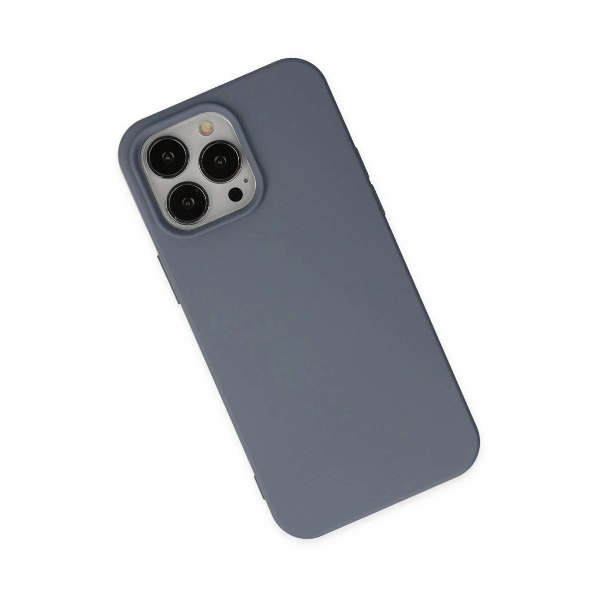 Beyaz arka plan üzerinde üçlü kamera sistemli gri telefon kılıfı.