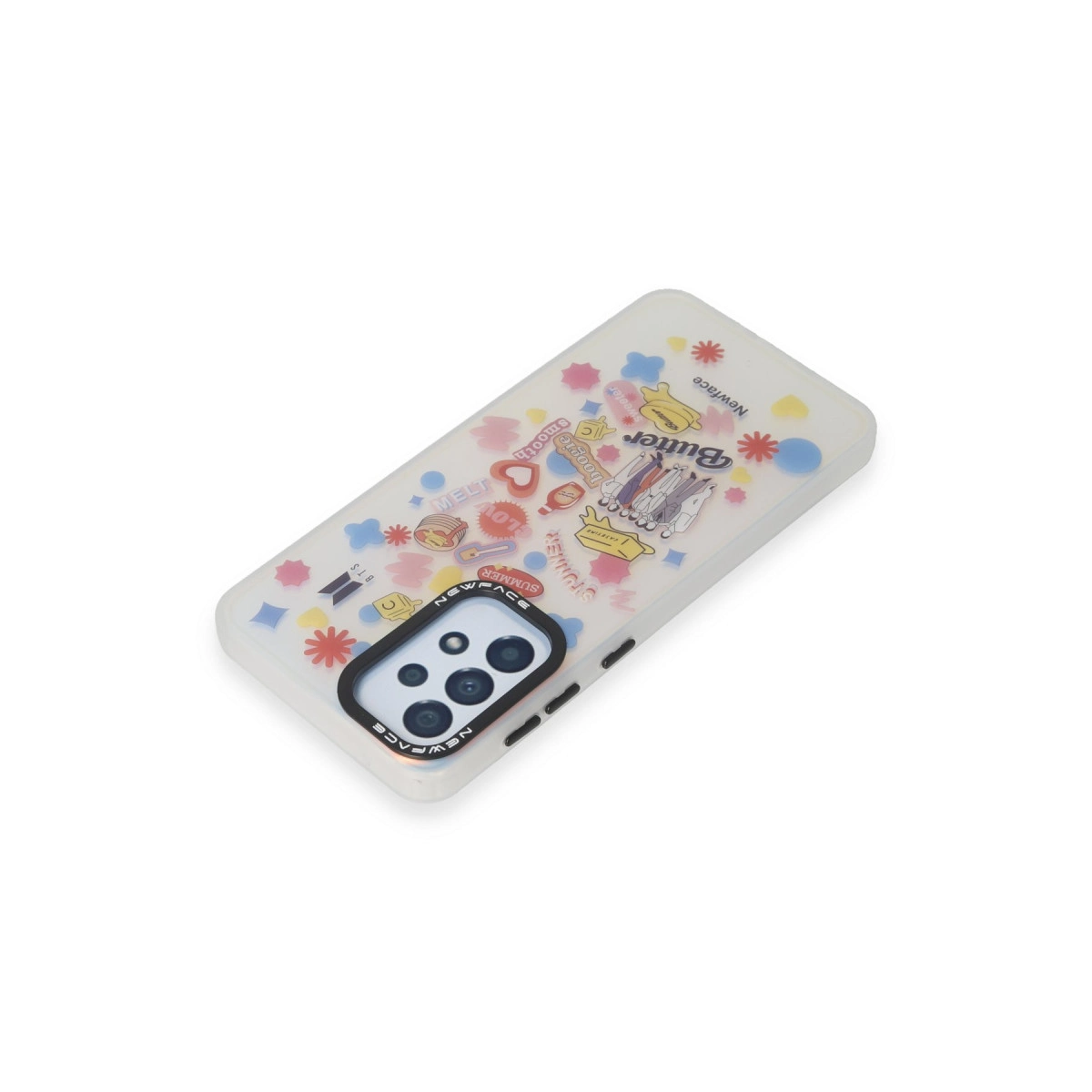 Renkli çıkartmalar, BTS logosu ve "Butter" yazısı bulunan şeffaf telefon kılıfı.