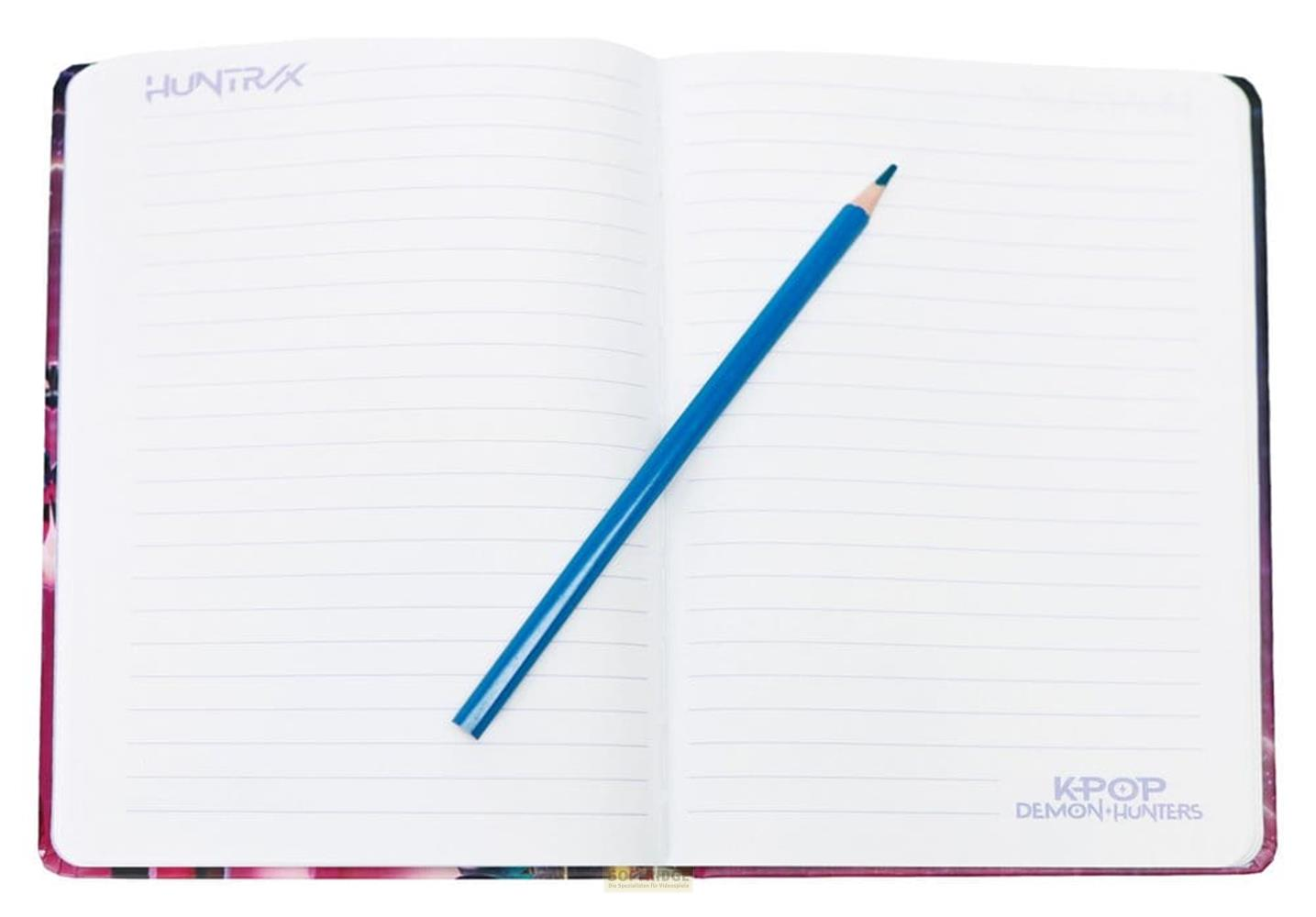 Ein blaues Bleistift liegt auf einem geöffneten Notizbuch mit linierten Seiten.