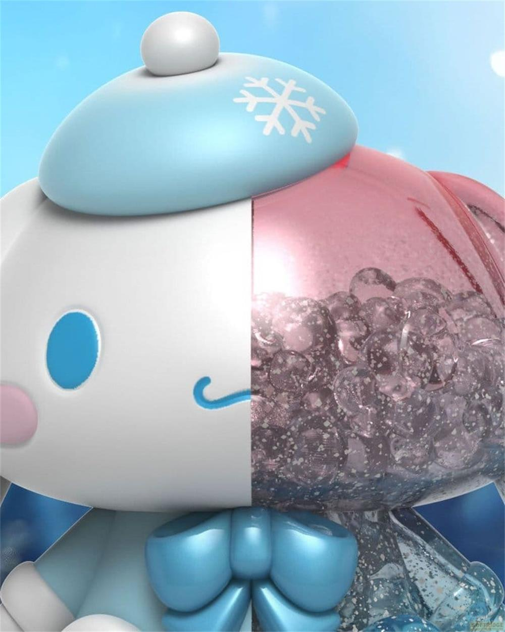 Eine weiße Figur mit blauem Hut und Schneeflocke trägt einen blauen Schleifenanhänger.