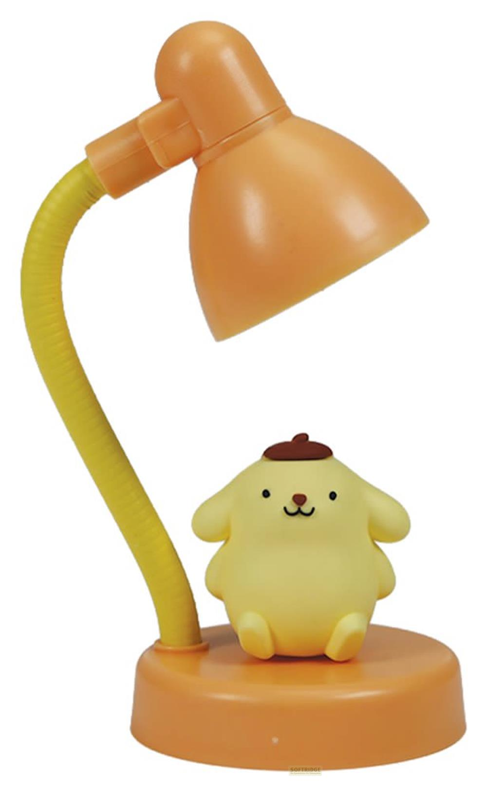 Eine gelbe Figur mit braunem Hut unter einer orangefarbenen Lampe.
