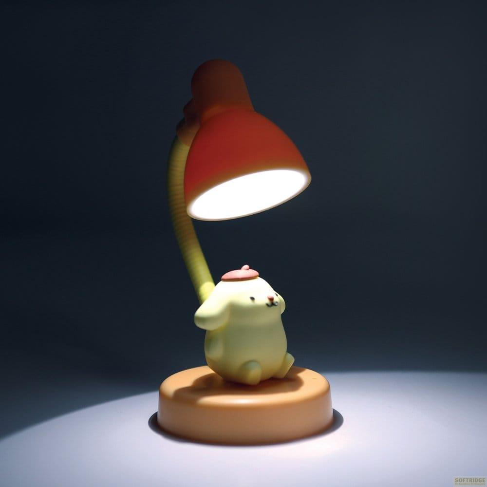 Eine gelbe Figur mit Hut sitzt unter einer orangefarbenen Lampe.