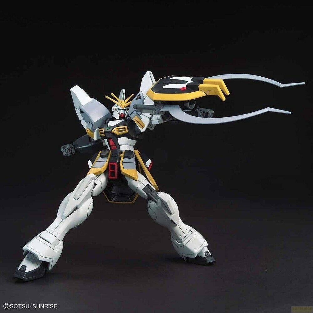 Ein weißer und gelber Gundam-Roboter mit Greifarmen steht auf schwarzem Hintergrund.