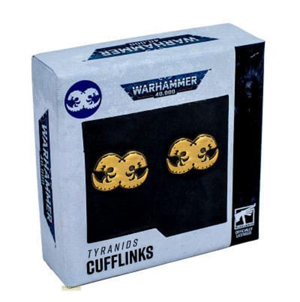 Warhammer 40k Tyraniden Manschettenknöpfe in Gold, auf schwarzem Samt, in einer Box.