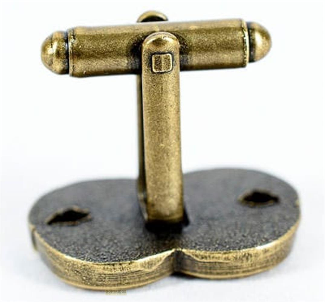 Ein antiker, goldfarbener Manschettenknopf mit einem stilisierten Schlüsselloch-Design.