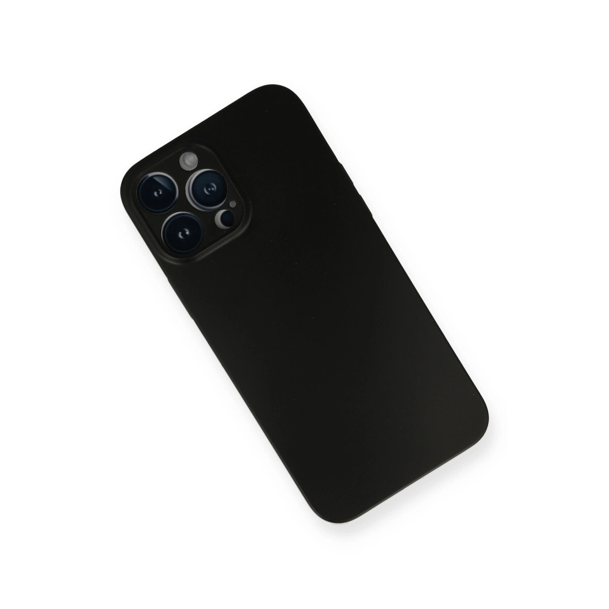 Beyaz zeminde üç kamera lensli siyah akıllı telefon.