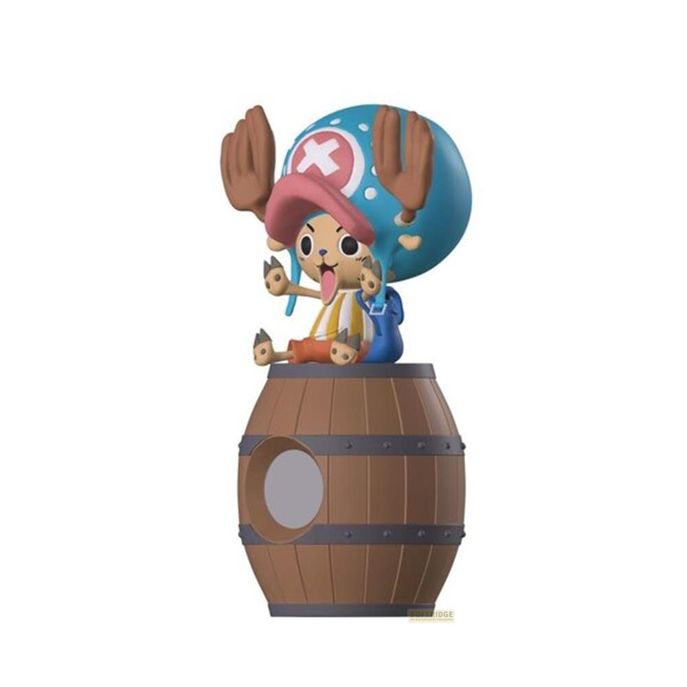 Eine Figur von Chopper sitzt auf einem Holzfass mit einem blauen Rucksack.