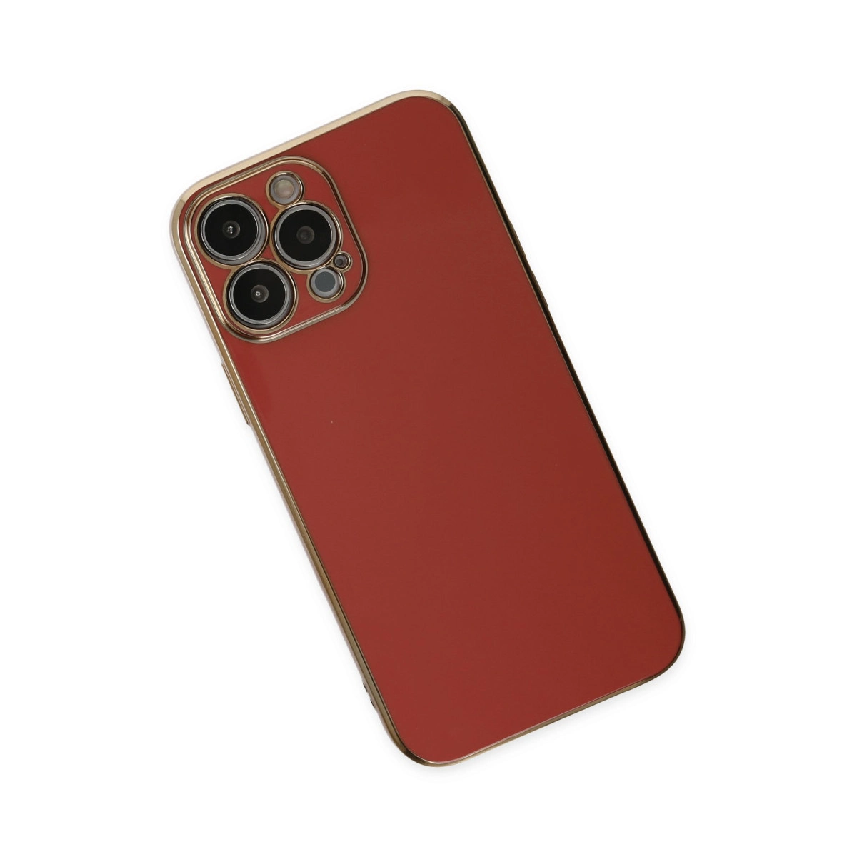 Altın çerçeveli kırmızı akıllı telefon, beyaz arka planda üçlü kamera.