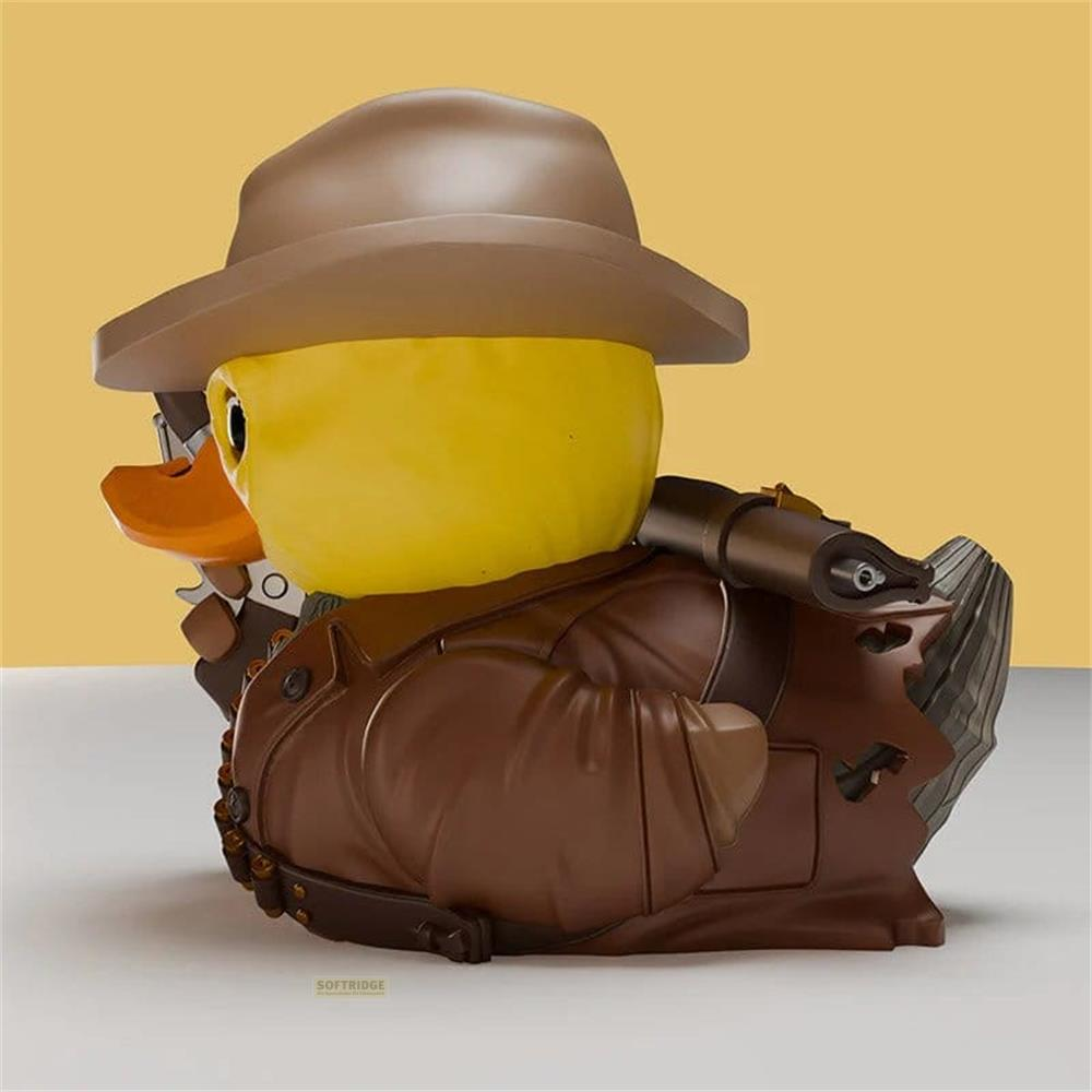Gelbe Gummi-Ente im braunen Abenteurer-Outfit mit Hut und Gewehr.