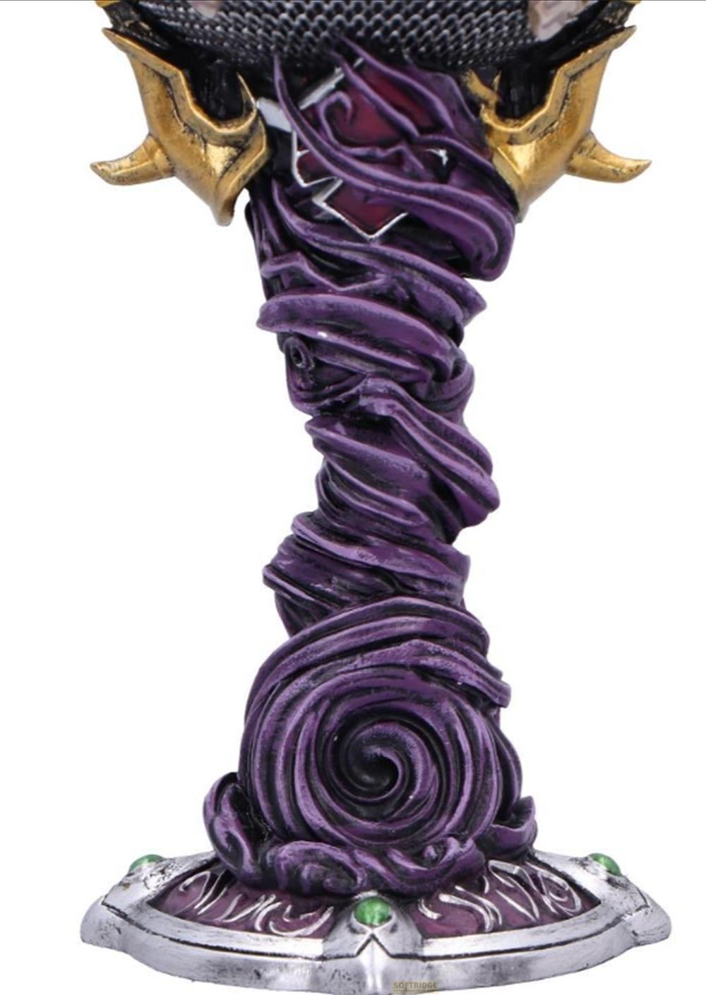 Ein Kelch mit einem verdrehten violetten Stiel, goldenen Akzenten und grünen Edelsteinen.