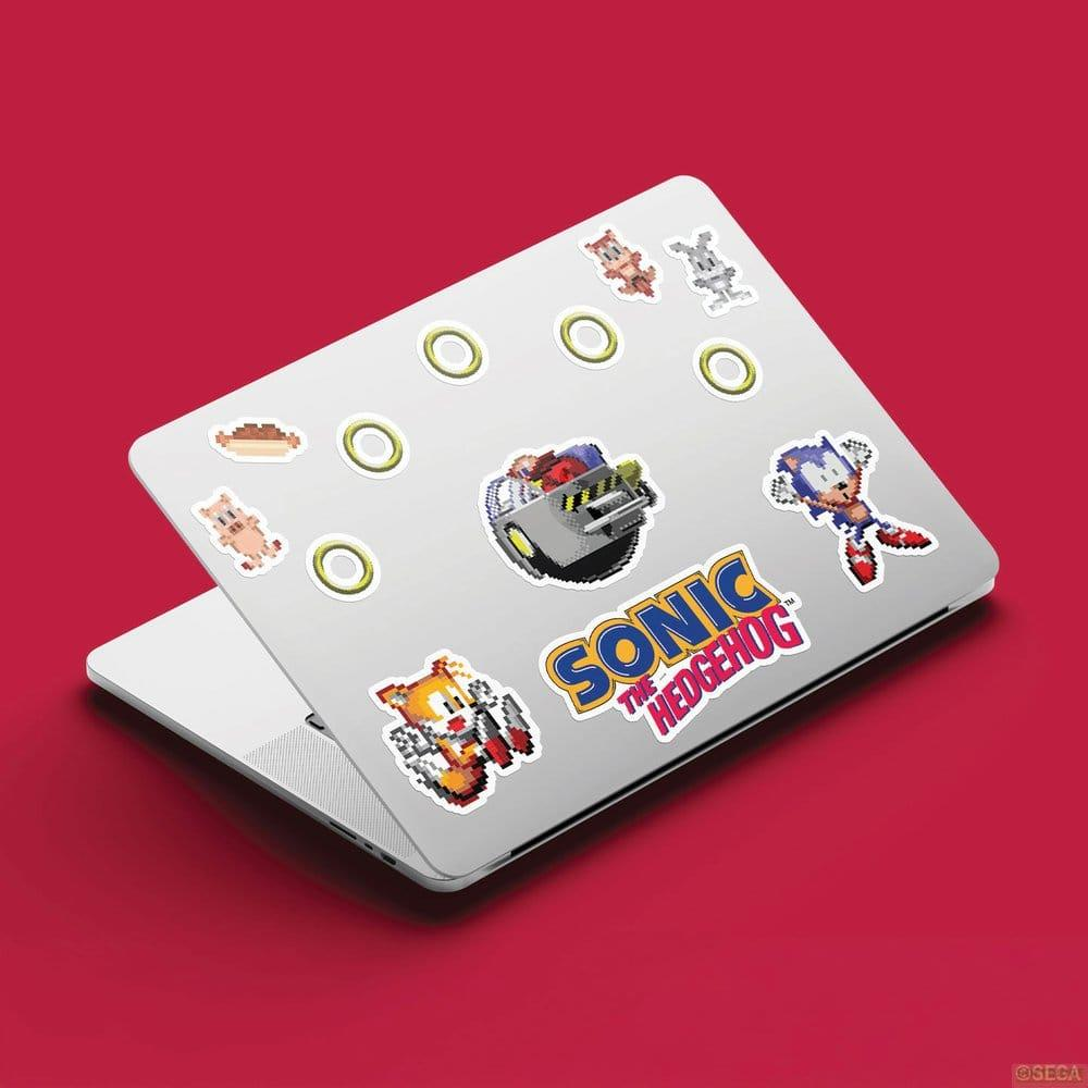 Ein Laptop mit Sonic the Hedgehog-Aufklebern: Sonic, Tails, Badnik und Ringe.