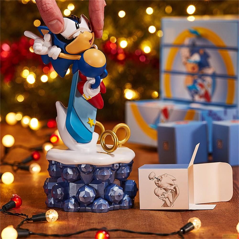 Sonic-Figur auf blauem Sockel mit Ringen, vor Lichtern.