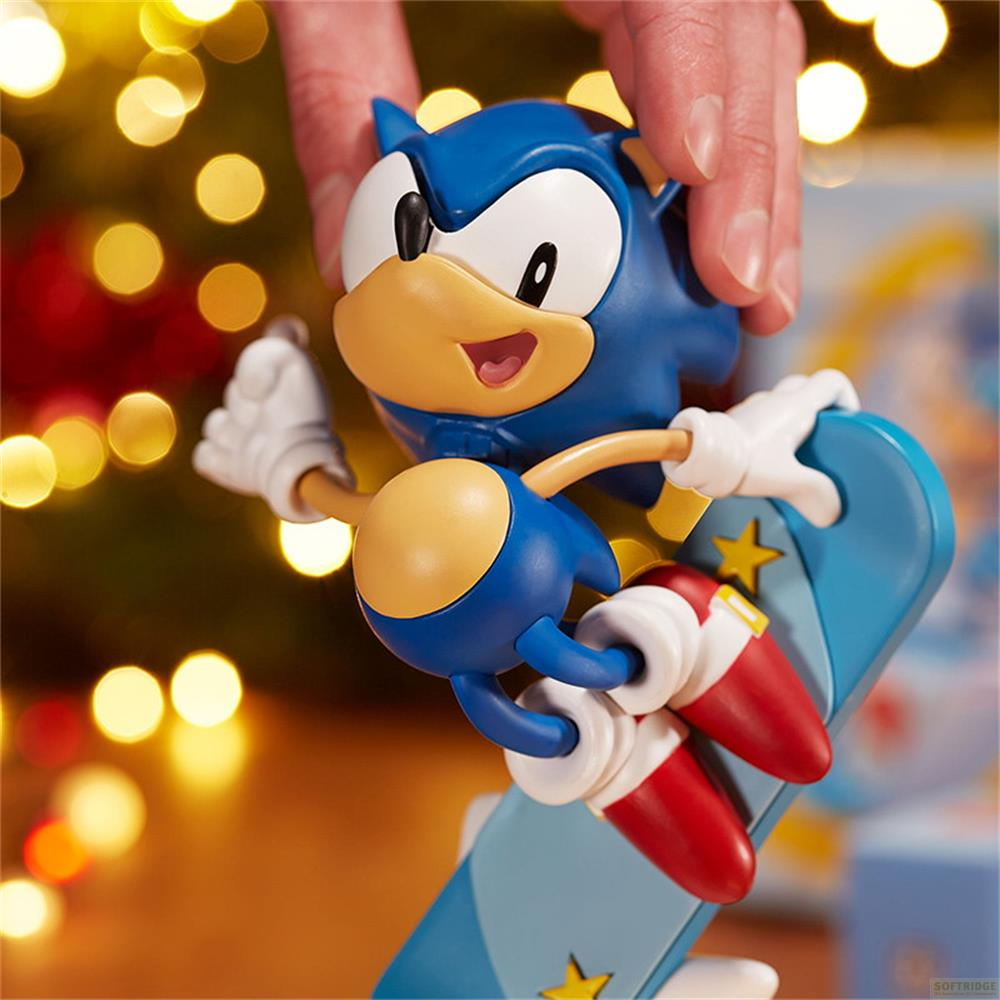 Sonic Figur auf einem Skateboard vor unscharfen Lichtern.