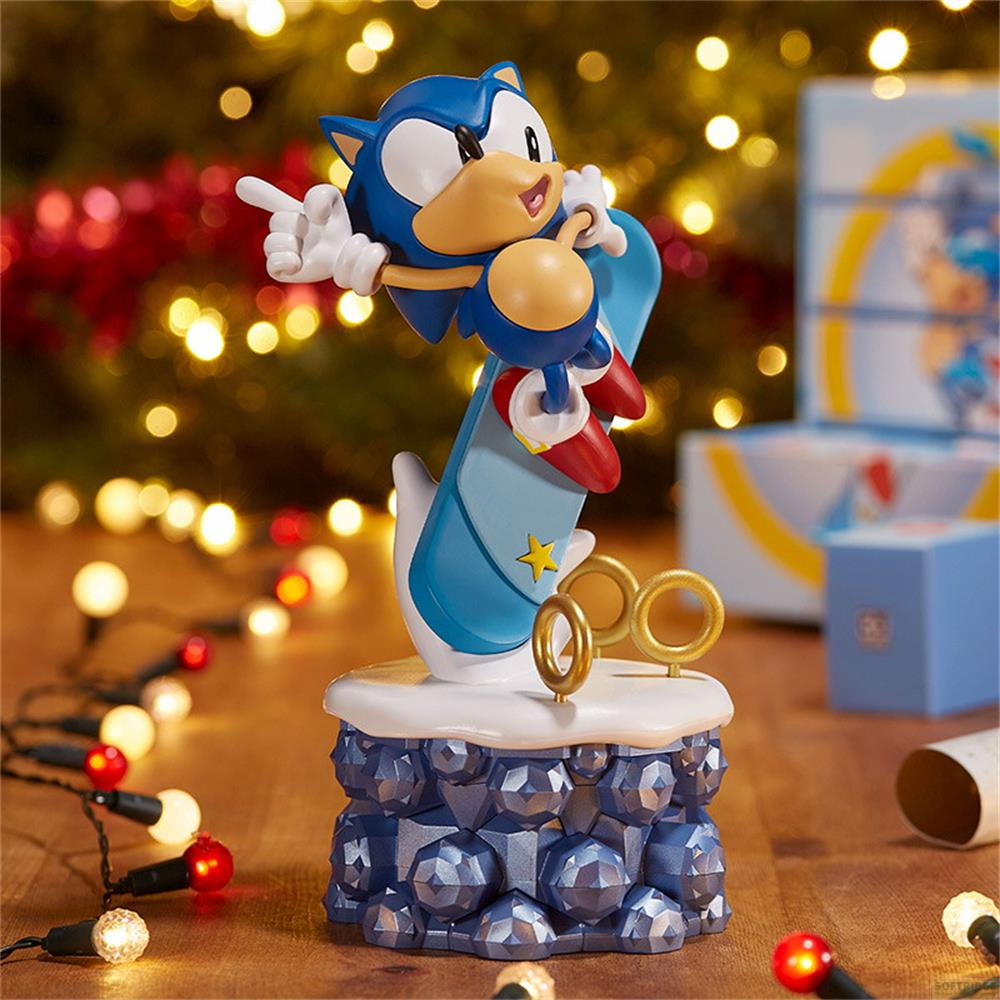 Sonic-Figur auf blauem Podest mit Ringen vor Weihnachtslichtern.