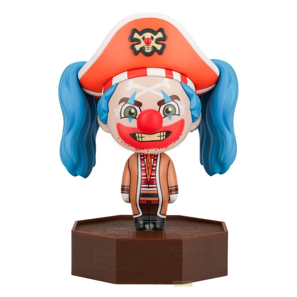 Eine Figur eines Clowns mit Piratenhut, rotem Ball auf der Nase und blauen Haaren.