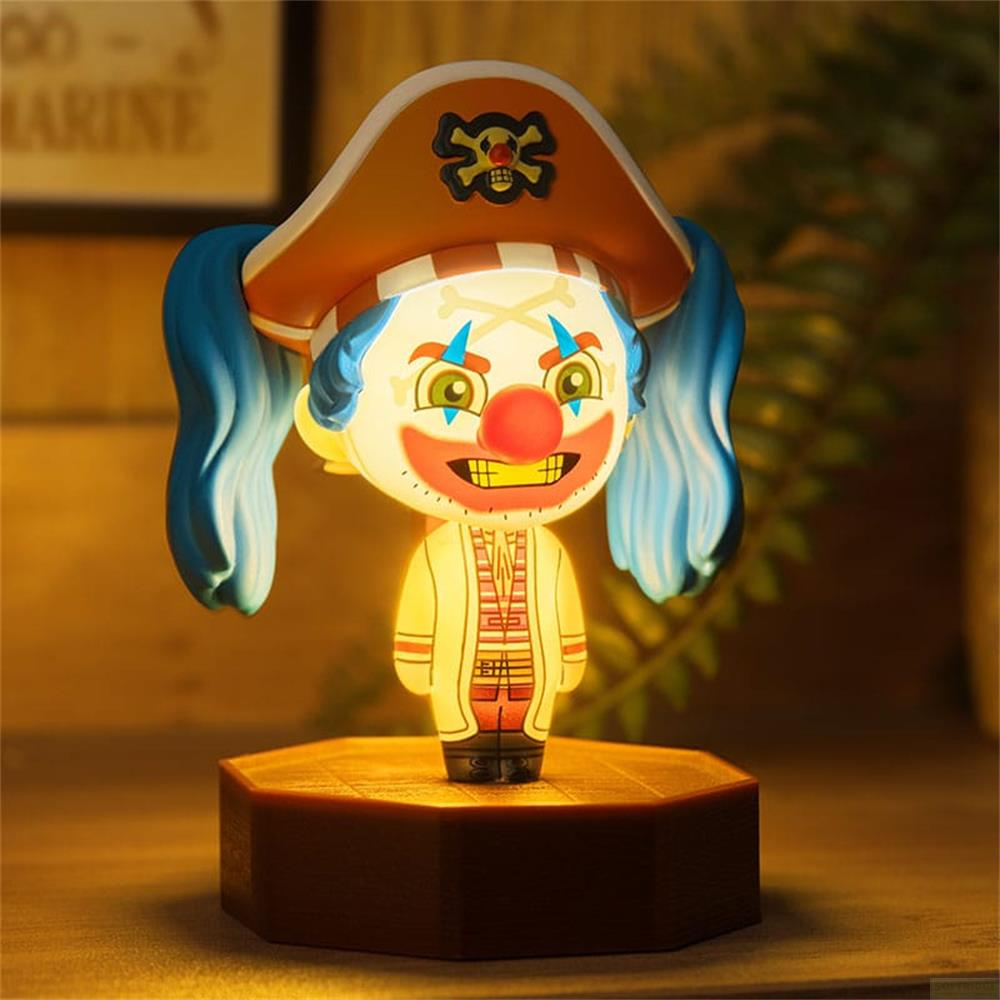 Eine leuchtende Clownfigur mit Piratenhut auf einem Sockel.