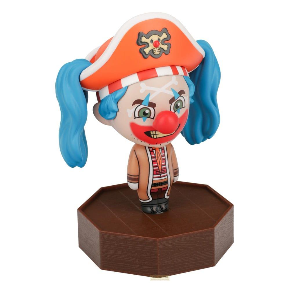 Eine Figur mit Piratenhut, blauen Haaren und Clown-Make-up steht auf einer braunen Basis.