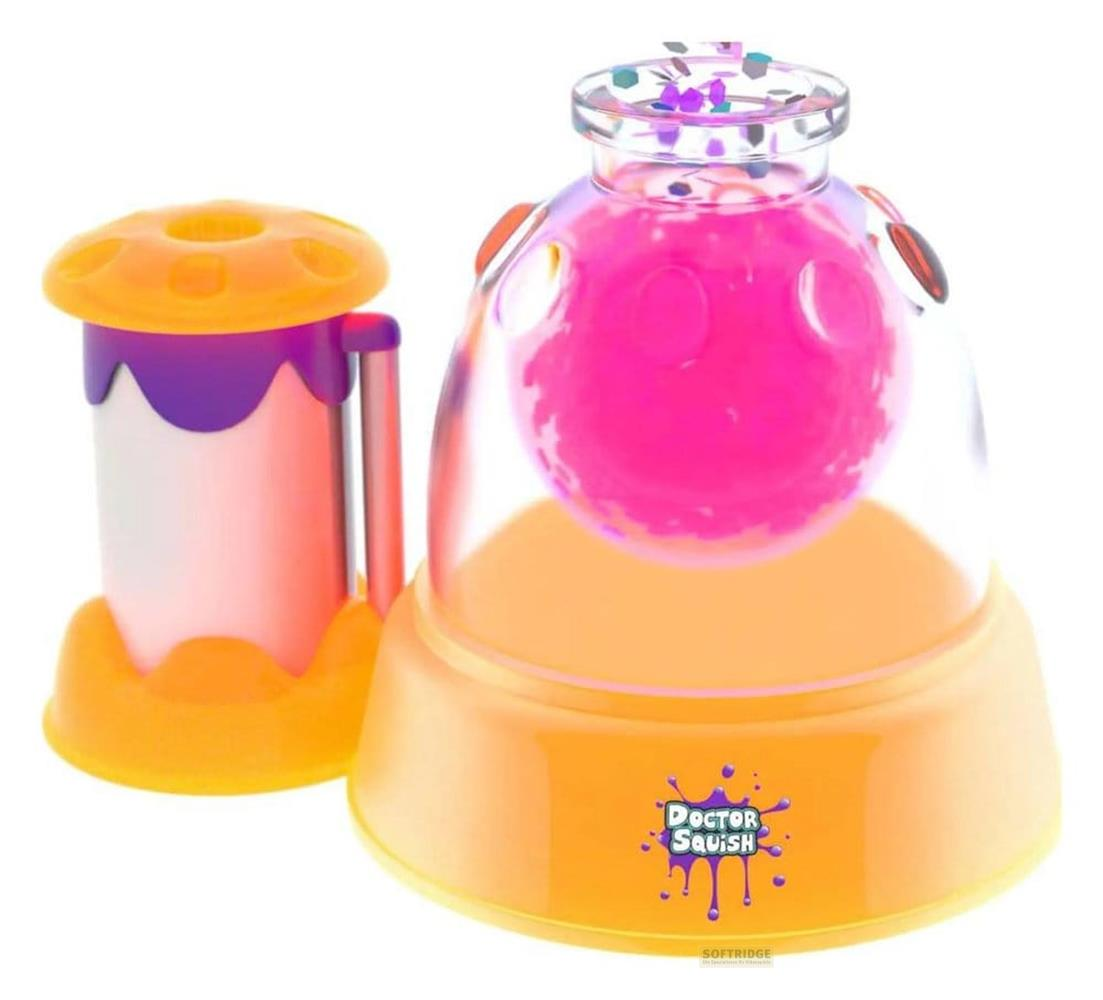 Una pelota rosa en un recipiente transparente con purpurina.