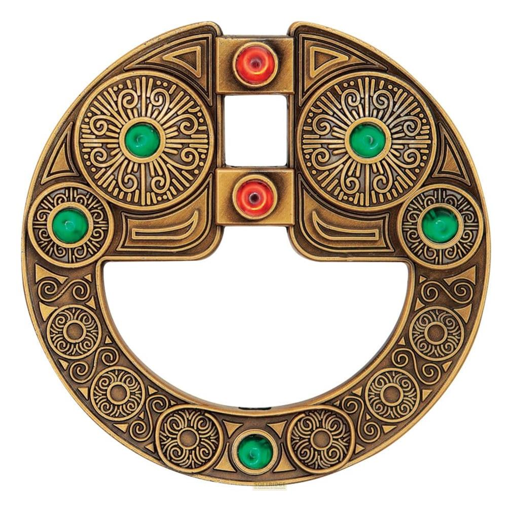 Antiker goldener Anhänger mit grünen und roten Edelsteinen und keltischen Mustern.