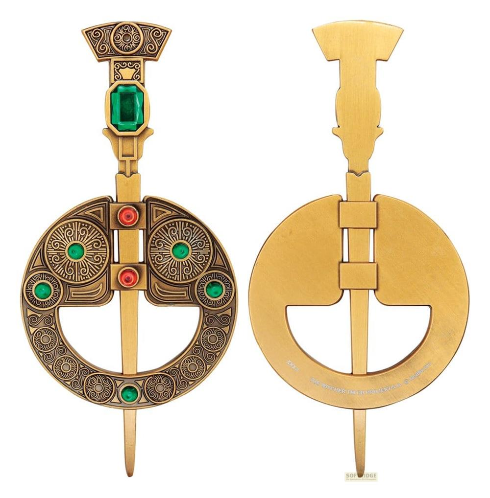Zwei goldene Broschen mit grünen und roten Edelsteinen, keltische Muster.