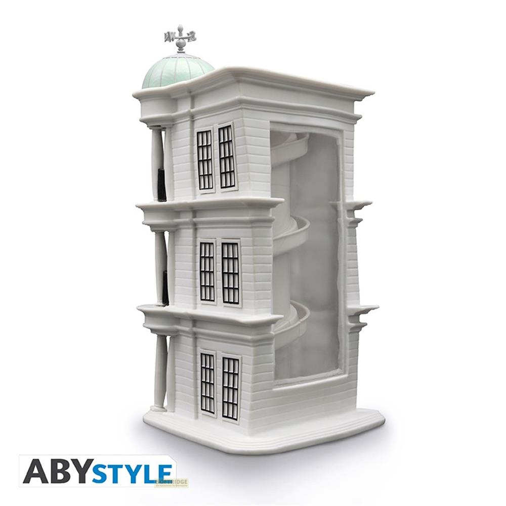 Un modelo blanco de un edificio de tres pisos con ventanas y interior en espiral.