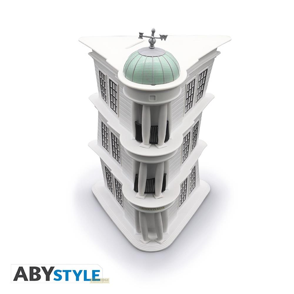 Modelo blanco de edificio de tres pisos con cúpula y veleta.