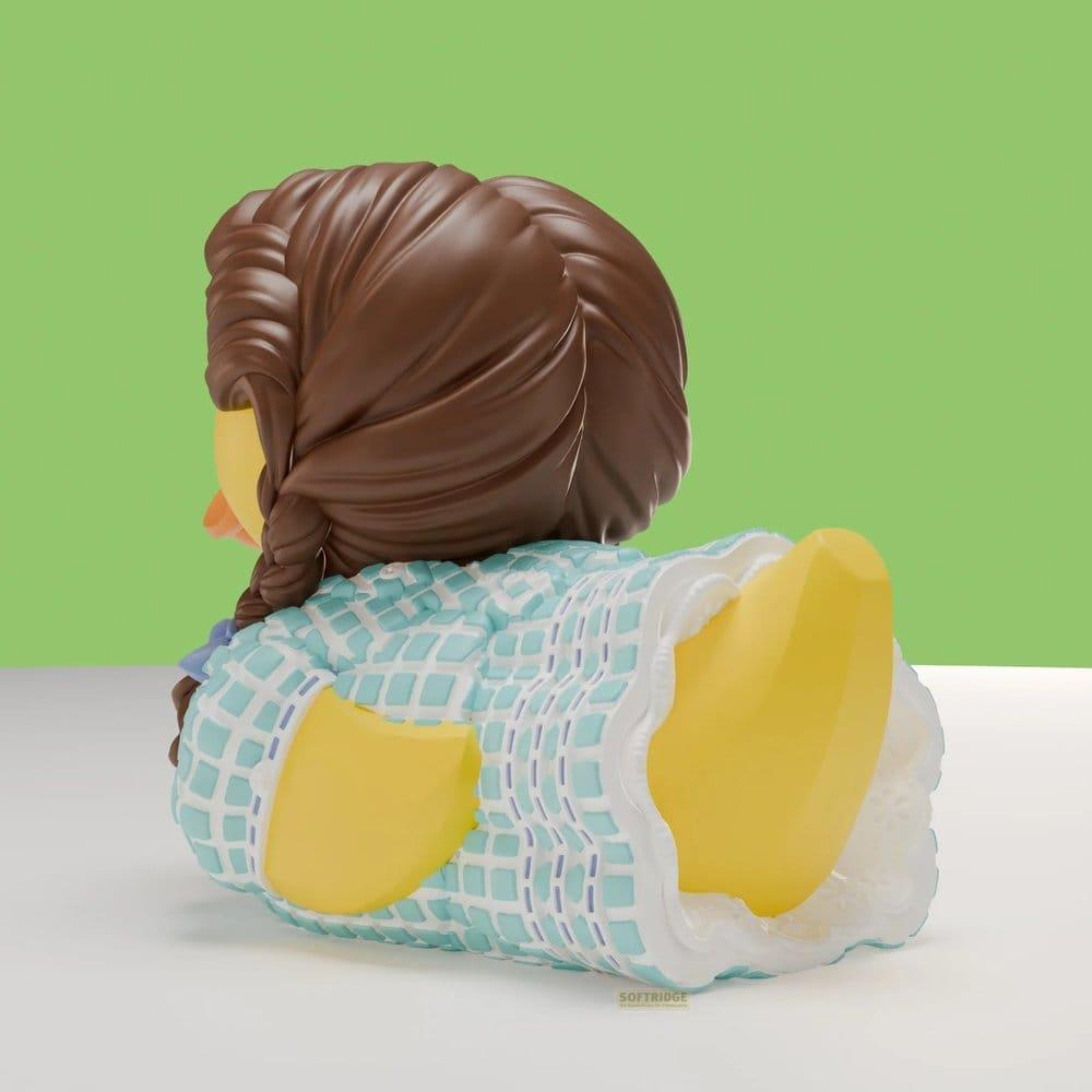 Eine gelbe Gummi-Ente mit braunen Haaren, die einen hellblauen karierten Anzug trägt.