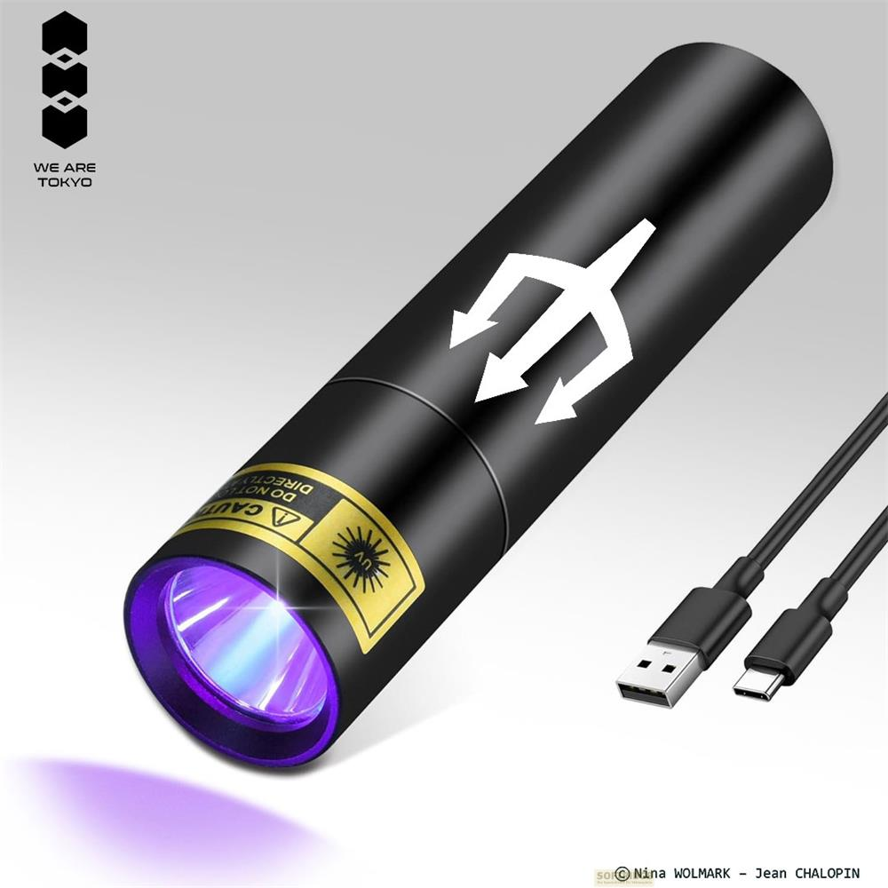 Schwarze UV-Lampe mit weißem Dreizack-Symbol und USB-Kabel.