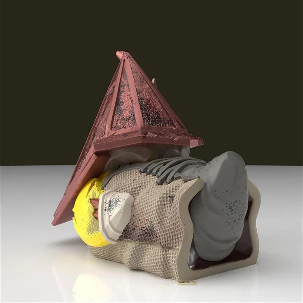 Eine Figur mit einer pyramidenförmigen roten Kappe und Leinengewand.