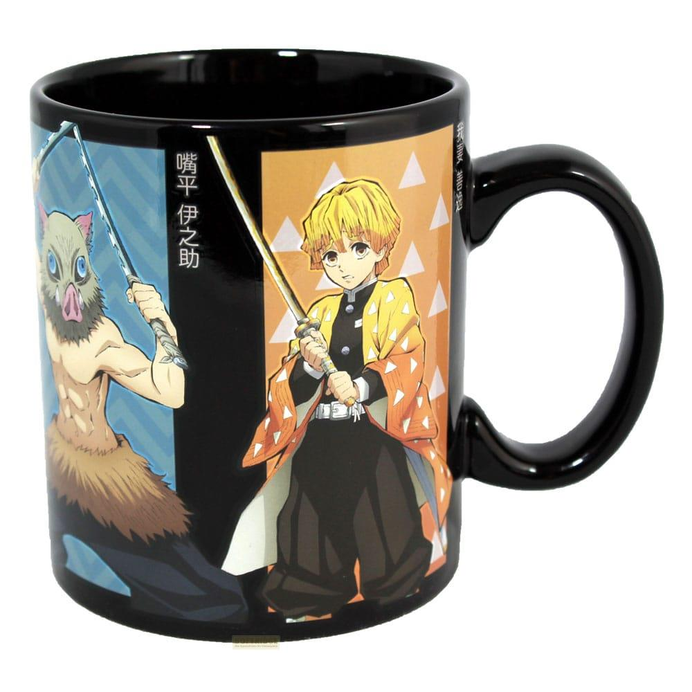 Schwarze Tasse mit Anime-Charakteren Inosuke und Zenitsu, die Schwerter halten.