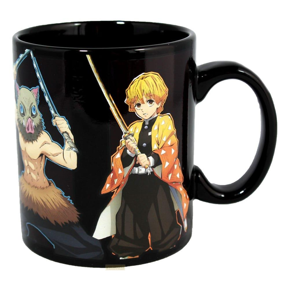 Schwarze Tasse mit Anime-Charakteren, die Schwerter halten, auf schwarzem Hintergrund.