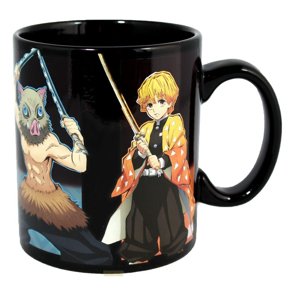 Schwarze Tasse mit Anime-Charakteren Inosuke und Zenitsu, die Schwerter halten.