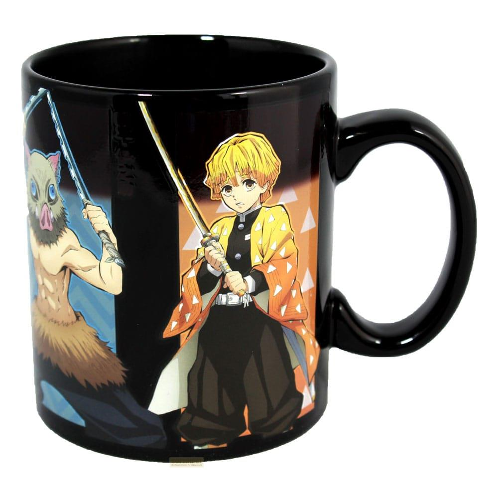 Schwarze Tasse mit Anime-Figuren Inosuke und Zenitsu mit Schwertern.