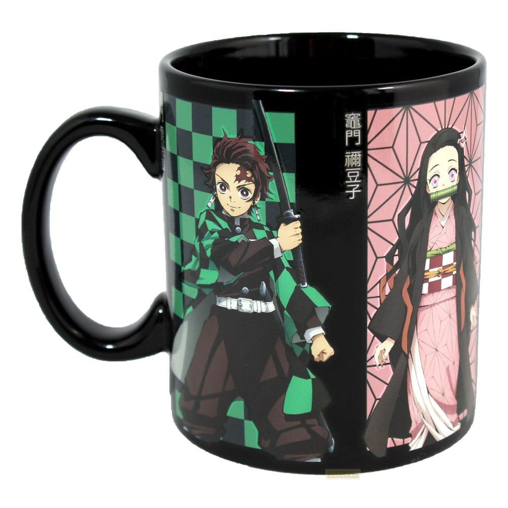 Schwarze Tasse mit Anime-Figuren Tanjiro und Nezuko im japanischen Stil.
