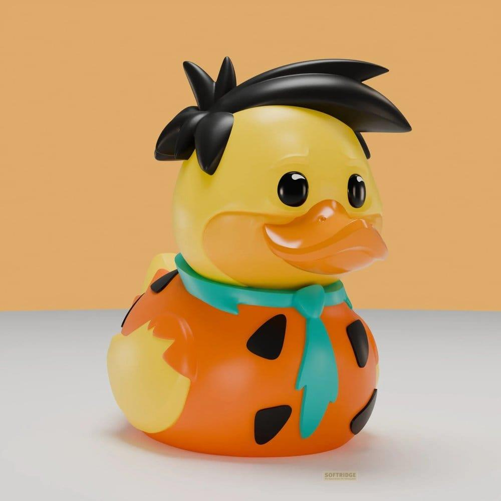 Eine gelbe Gummiente mit Fred Feuerstein Frisur und Outfit auf orangefarbenem Hintergrund.