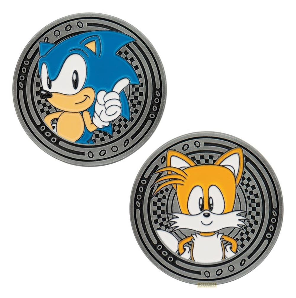 Münzen mit Sonic und Tails, die vor einem Schachbrettmuster stehen.